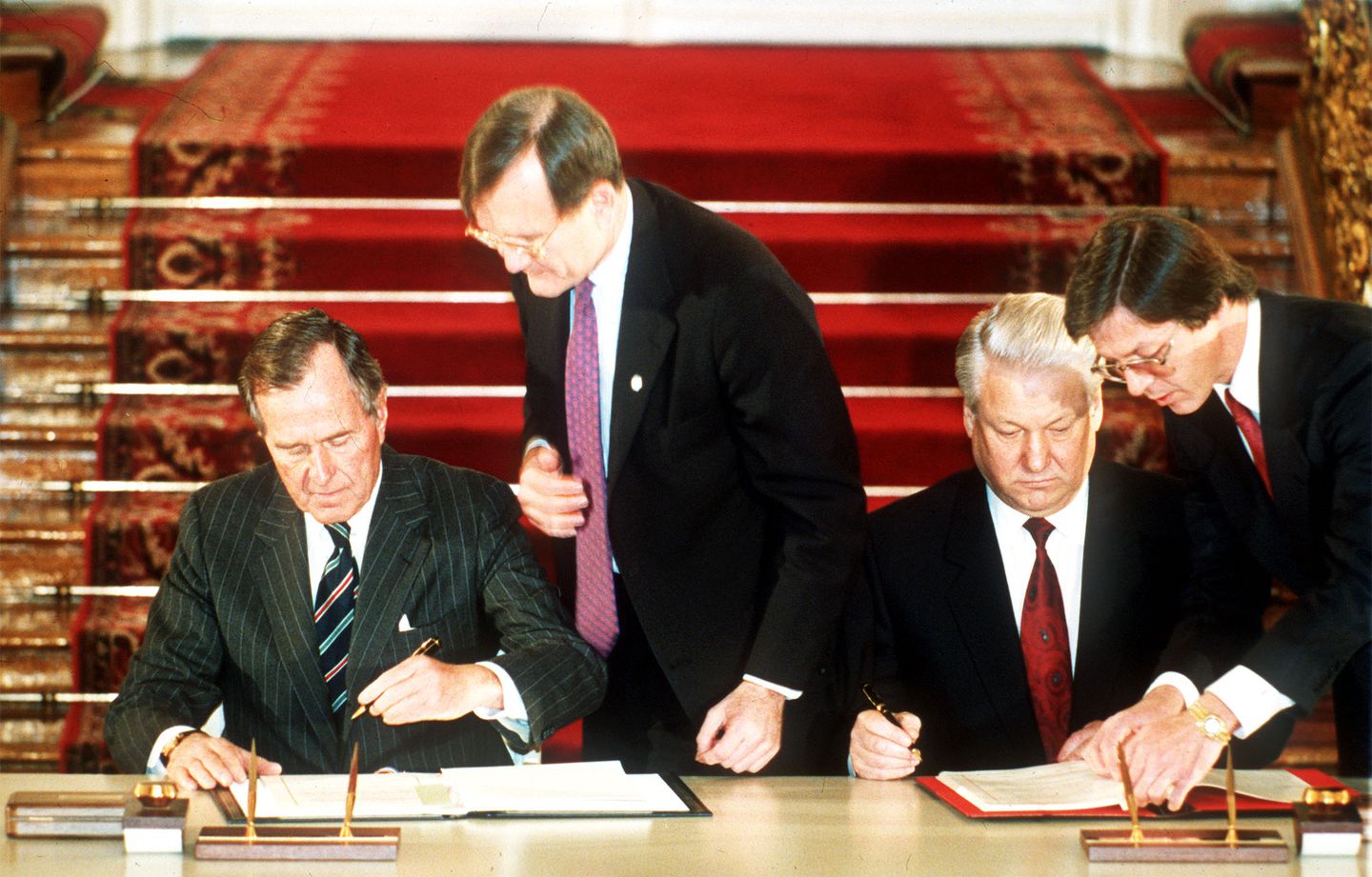 Bush and Yelstin sign the START  II treaty