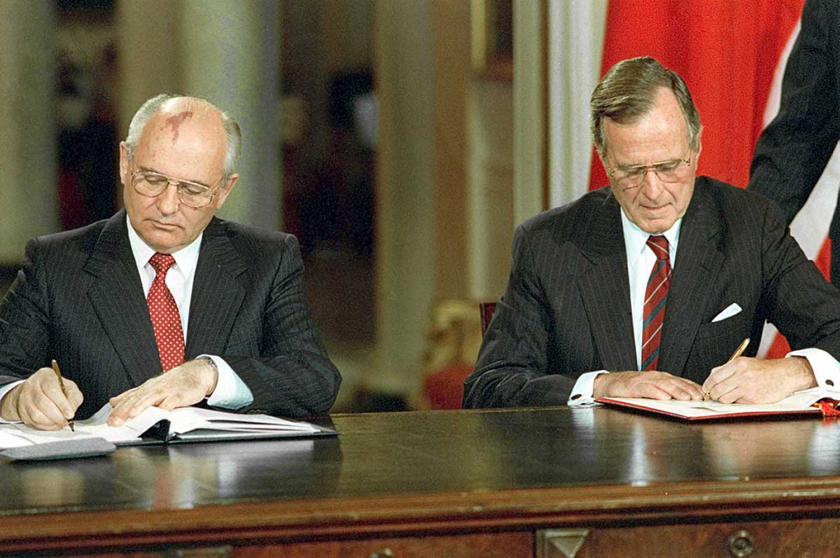 Gorbachev and Bush sign the START treaty