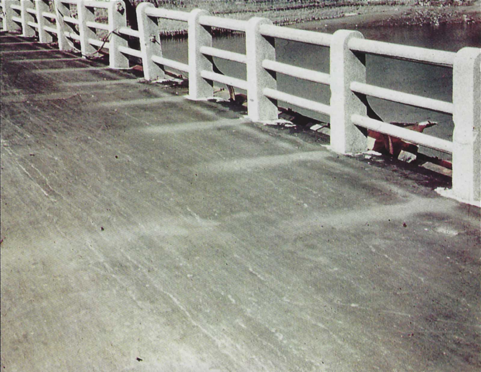 The shadow of the parapet is imprinted on the surface of the bridge, 880 meters south-southwest of the hypocenter.