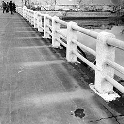 Thermal Shadows on a Bridge